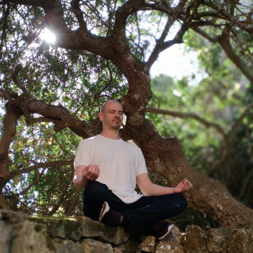 Profesor del curso online practicando meditación